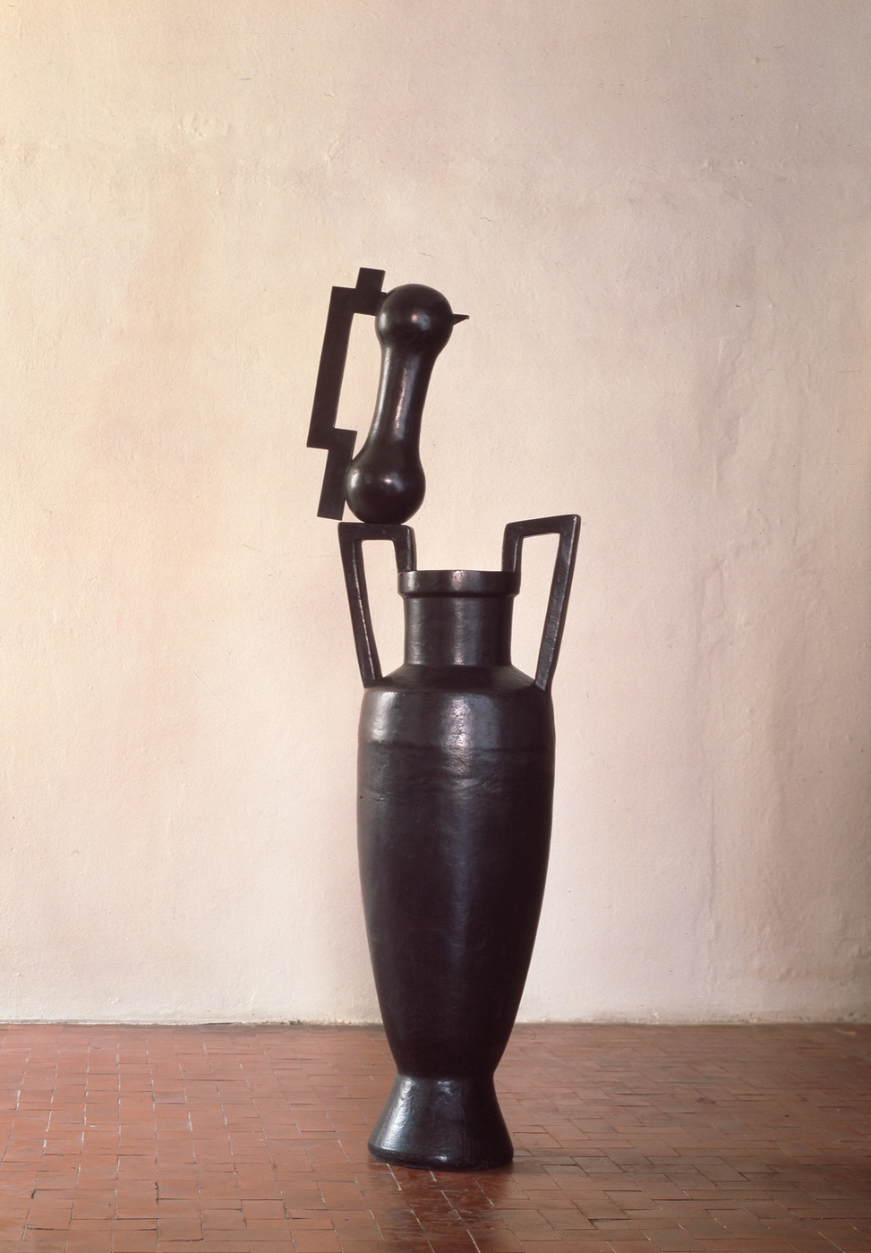 Anfora e modello, Studio di via Pace, Milano, anni ottanta, © Jean-Pierre Maurer