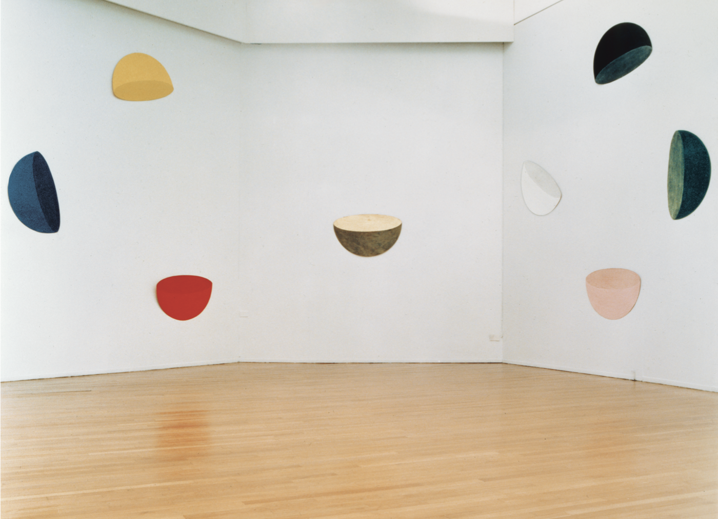 Stanza delle tazze, Stanza delle tazze, 1986 (1991), in “L’idea di Europa. Incontri continentali. Imi Knoebel – Bertrand Lavier – Remo Salvadori”, Padiglione d’Arte Contemporanea, Milano, 1991 , Photo © Carlo Cantini