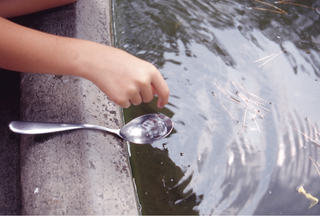 Fontana, Scatto realizzato durante il sopralluogo per il progetto per “Dedalo e Icaro. Sei Artisti e sei Architetti per il Territorio”, Barberino Val d’Elsa, 1995